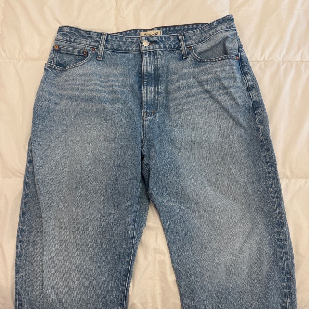 Madewell Medium/ Light Wash Curvy 90’s Straight Jeans, Size 33